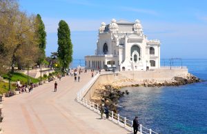 Cazinoul din Constanța, locul unde vacanța începe cu o plimbare pe faleză