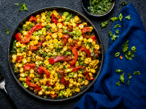 Salata porumb ardei copt ceapa verde