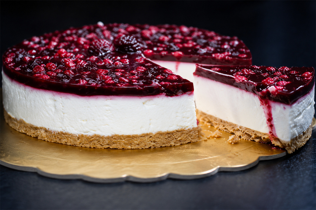 Cheesecake fără coacere cu lămâie și fructe de pădure. Rețeta rece, cremoasă, pentru zilele calde