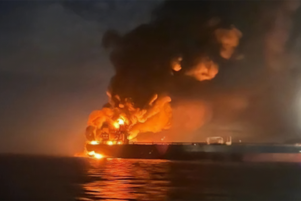 Alertă în Marea Neagră. Petrolier cu propan în flăcări lângă Sfântu Gheorghe