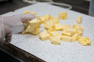 E ideal să ții untul în frigider